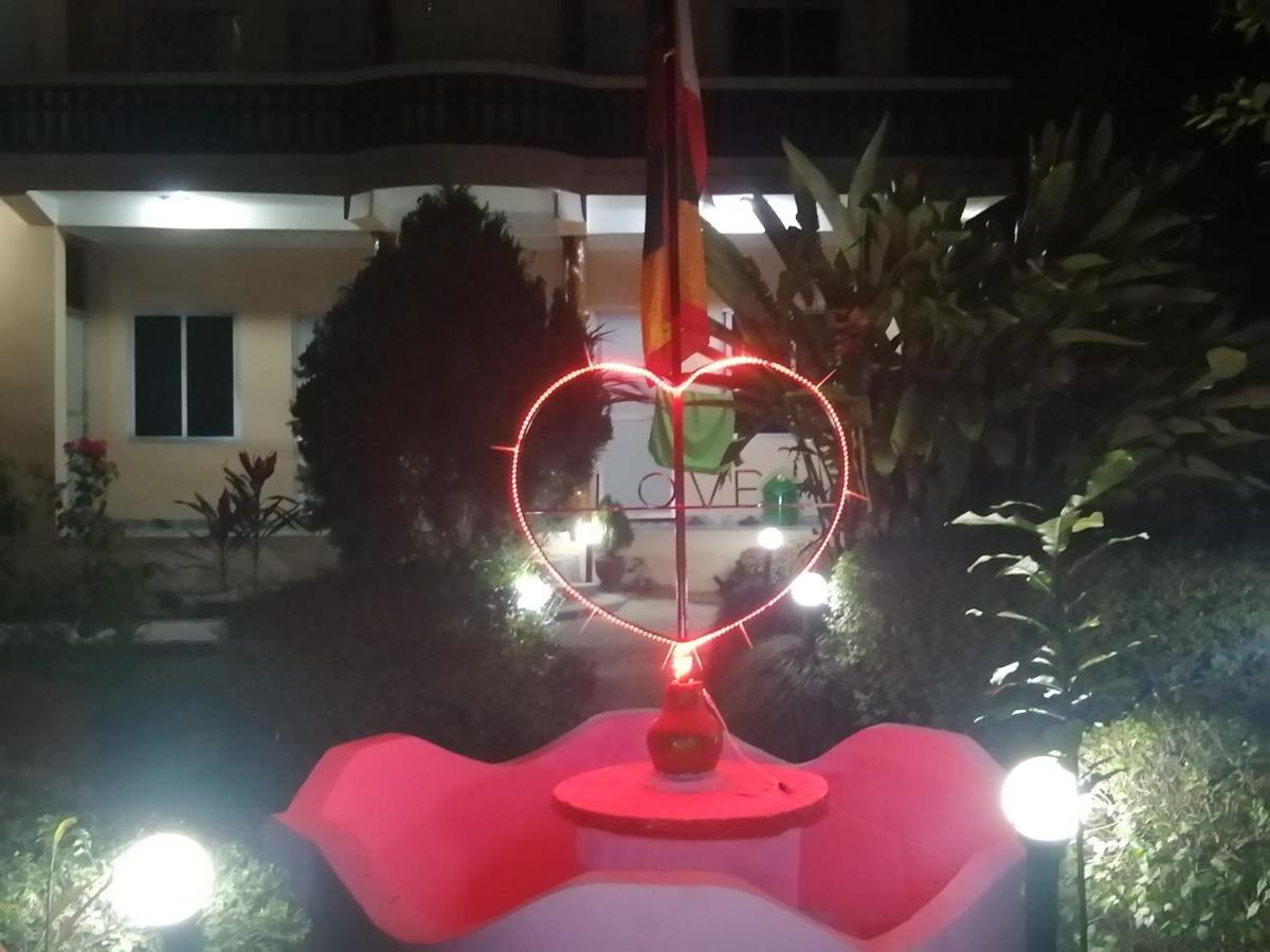 Hotel Garden Of Dreams Sauraha Exterior foto